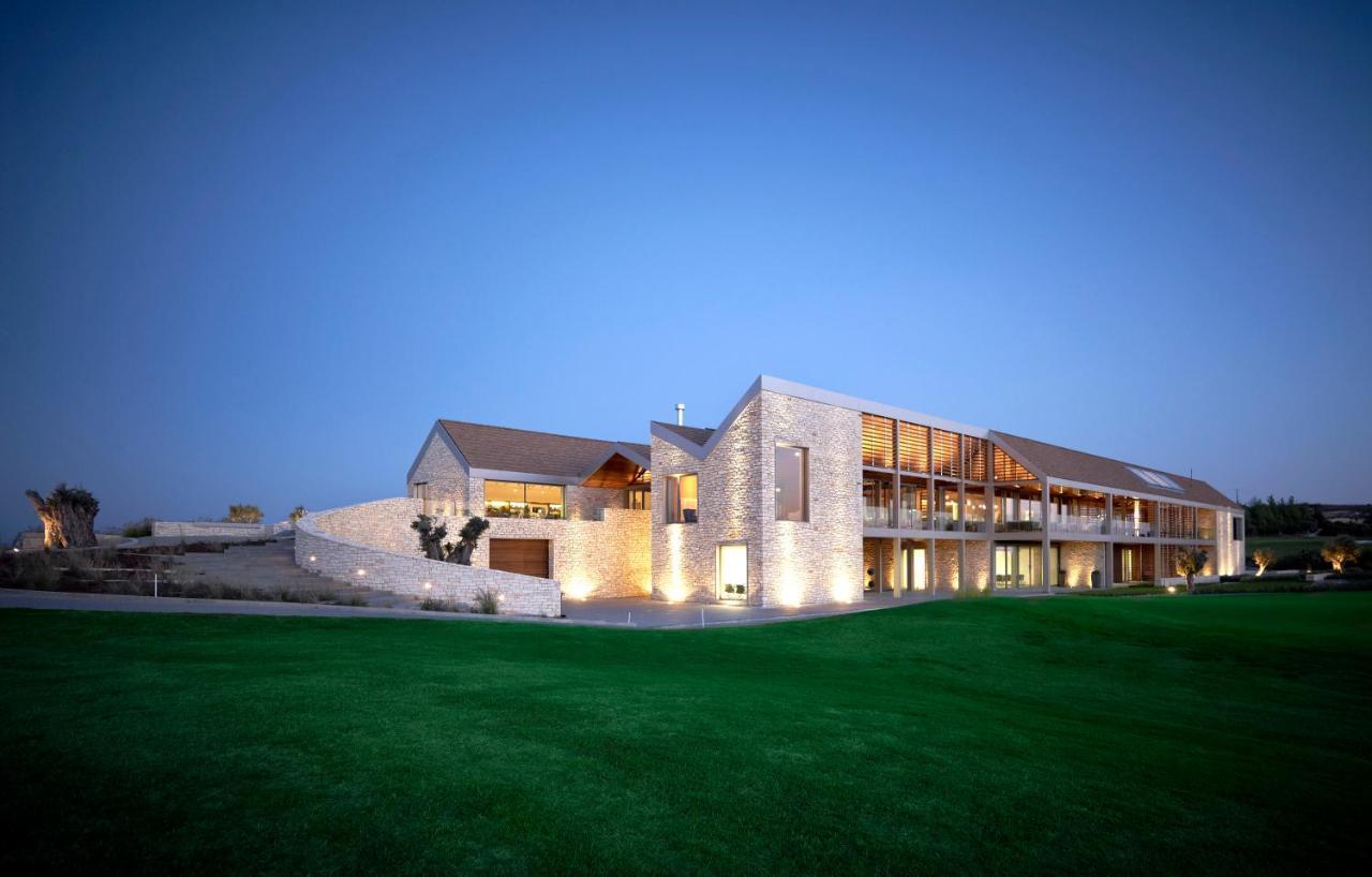 Minthis Resort Tsadha Eksteriør bilde The clubhouse at the Royal County of Berkshire Golf Club