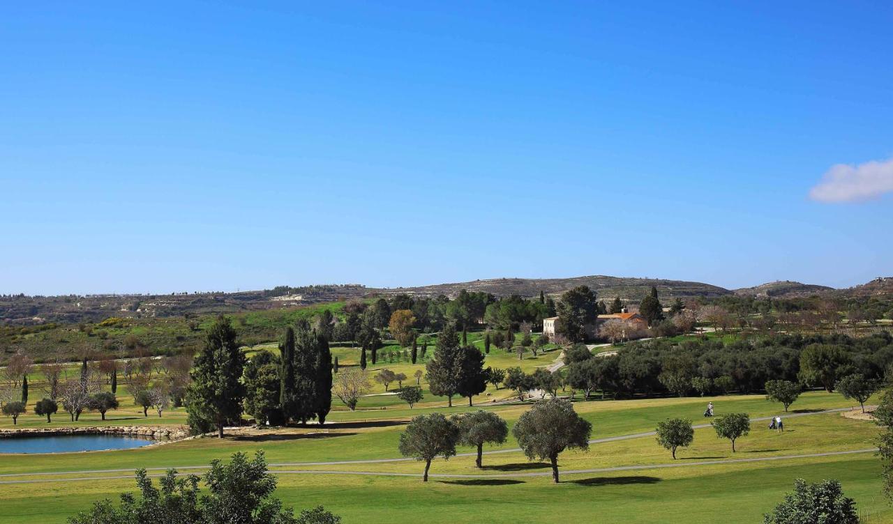 Minthis Resort Tsadha Eksteriør bilde Golf course in Sotogrande, Spain