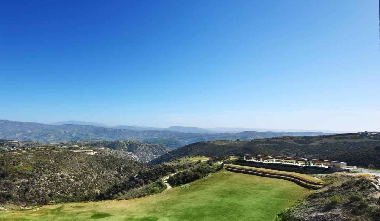 Minthis Resort Tsadha Eksteriør bilde View of the golf course