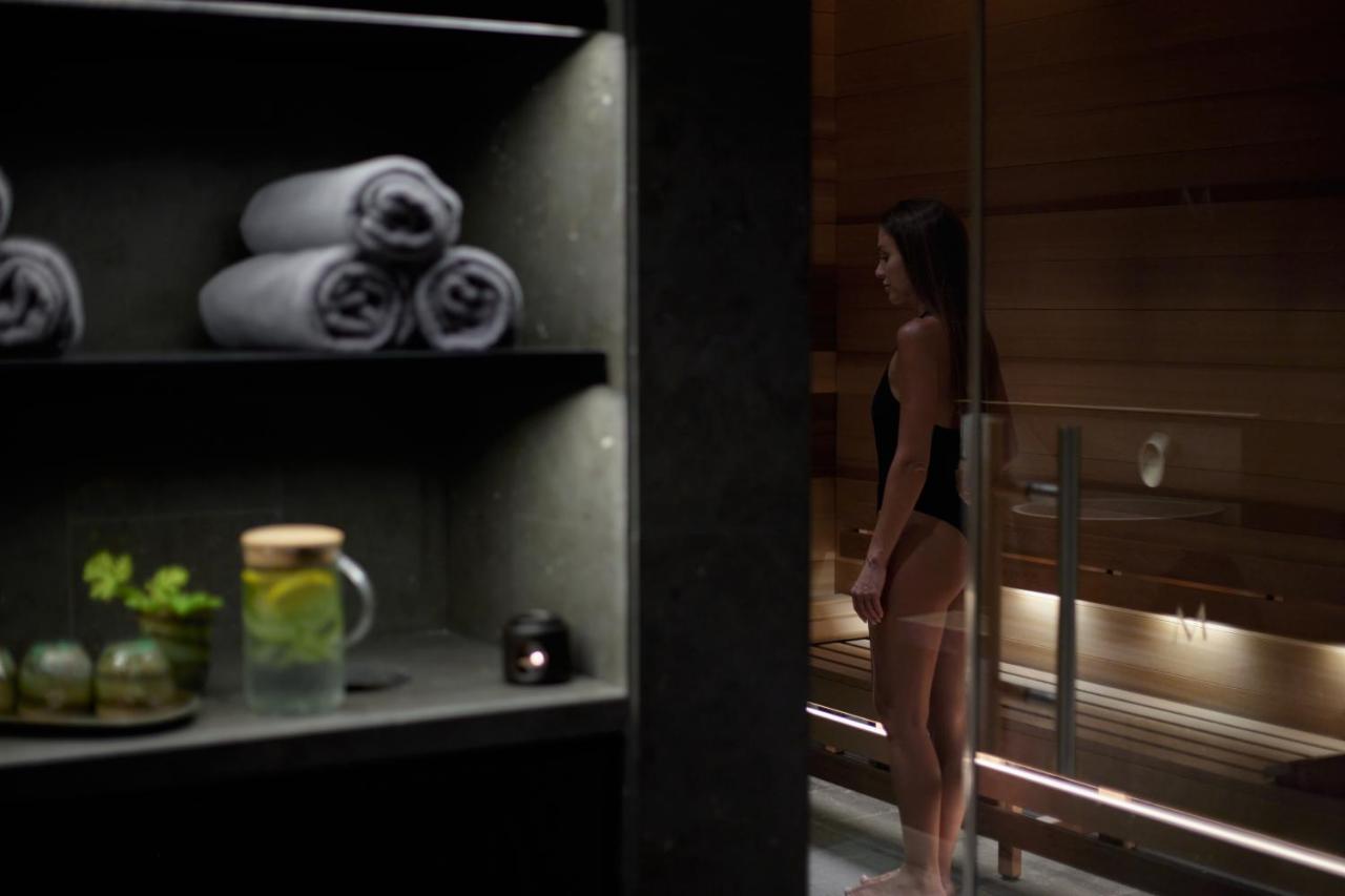 Minthis Resort Tsadha Eksteriør bilde A woman in a sauna