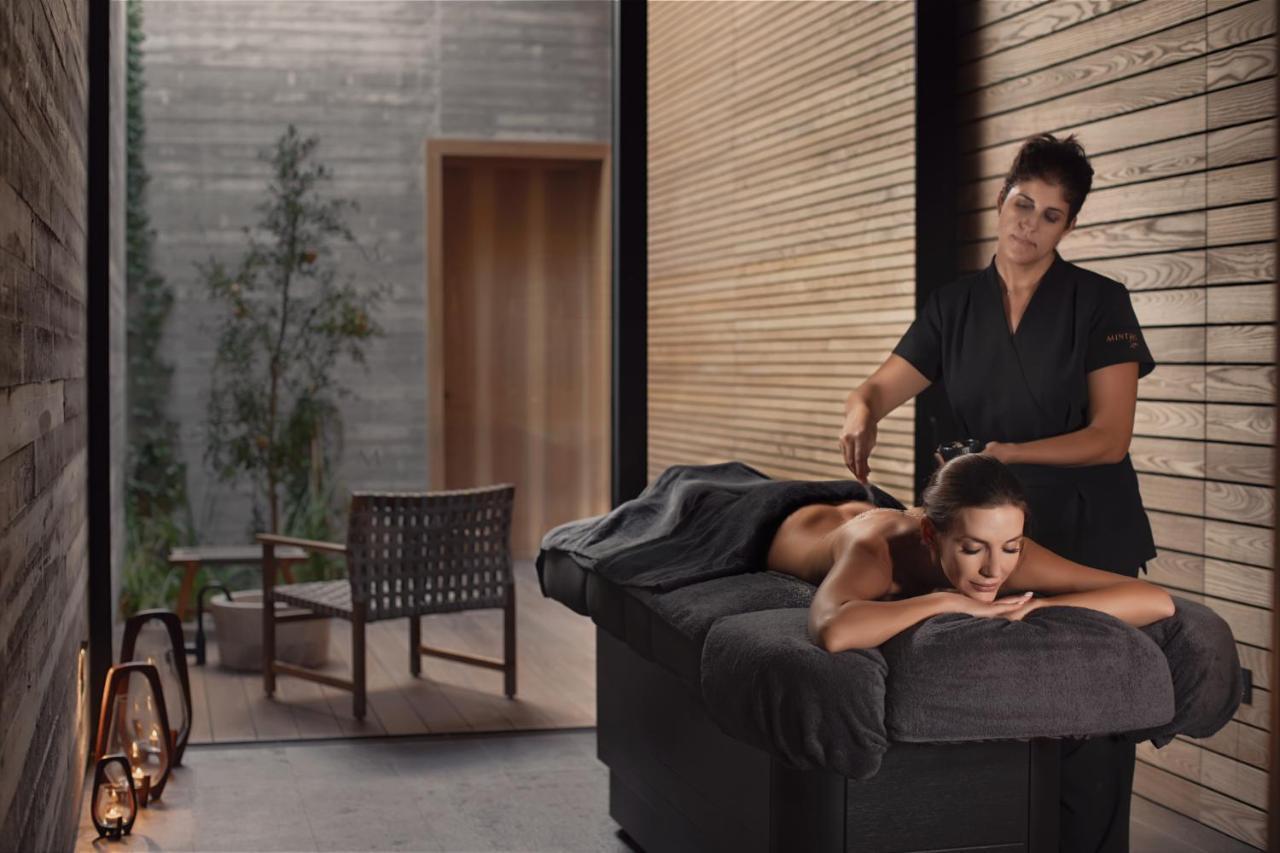 Minthis Resort Tsadha Eksteriør bilde A massage therapist at work
