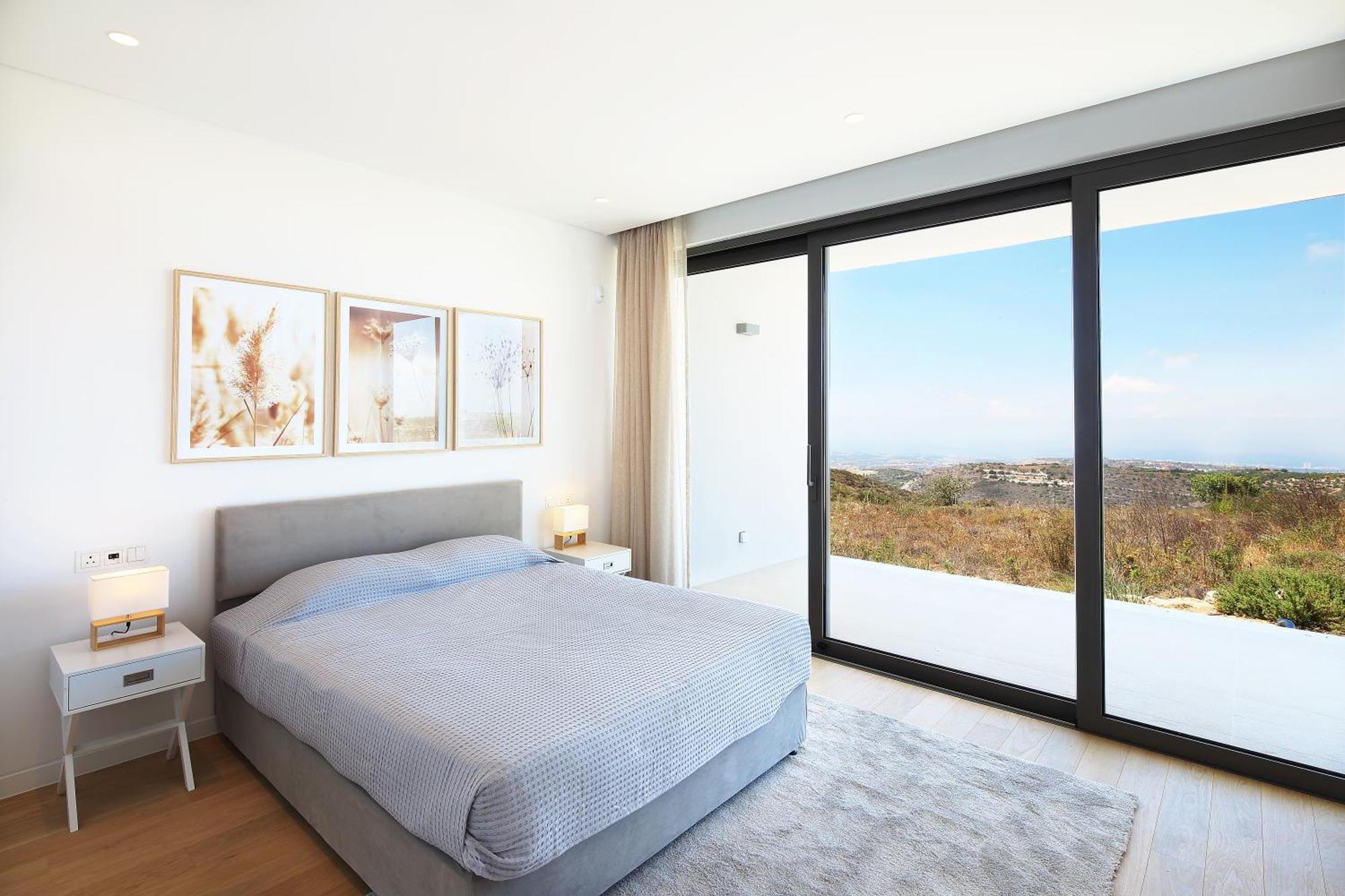 Minthis Resort Tsadha Eksteriør bilde Bedroom with sliding doors